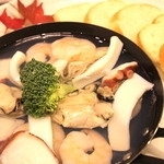 Okonomiyaki To Teppanyaki Waga-Ya - エビとイカ、タコのアヒージョ -バケット付-