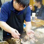 ホルモン道場 - 汗かきながら焼いてます