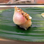 藪sou鮨・旬の魚 - たくとろ・・たくあんの編み笠の下に、トロが入っています