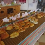 tenshinempankouboupanne - 訪問したのが午前中だったんでお店の中にはまだ福祉施設の皆様が心を込めて作られた１００円均一のパンが沢山並んでました。
                      