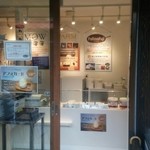 外から店内を眺めてみます。