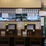 長命うどん - 掲示してあるメニューの多い店内