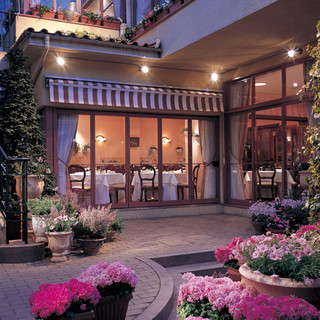 クラシカルな歴史ある洋館と、鮮やかな花々に囲まれた庭園の融合