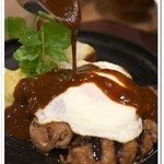 一肉十菜 - 180g デミグラスソース トッピングは目玉焼き