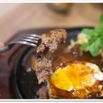 一肉十菜 - 180g デミグラスソース トッピングは目玉焼き