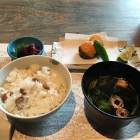 韻松亭 - 2015年11月　揚げ物・豆ごはん・赤出汁・香の物