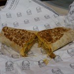 TACO BELL - Quesarito(味付したひき肉とライスを薄皮とチーズで巻いたホットサンド)です。(2015年10月)