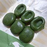 志”満ん草餅 - 【草餅】あん入り３・あんなし3・計６個、税込み８７０円。一個税込み１４５円。くぼみがある方があんなし。