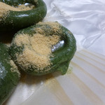 志”満ん草餅 - くぼみにたっぷりと白蜜をかけて、そこにきな粉をささっと。