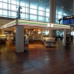 7-ELEVEN - 出国審査後です