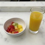 The Wing Business Class Lounge - 食事中