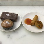 The Wing Business Class Lounge - 食事中