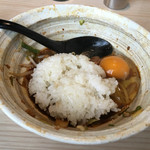 丸正 分店 - 牛ホルまぜそばに付いてくる
追い飯を生卵