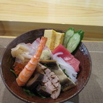 権田 - カウンターで暫く待つと注文した海鮮丼の登場です。