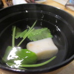 権田 - ランチのお吸い物は魚のふわふわしんじょが入ってました。
