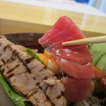 権田 - 海鮮丼は横にあるお醤油をたらして山葵と一緒にいただきました、丼のご飯には酢飯が使われてました。

