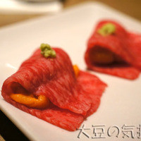 焼肉うしごろ 西麻布本店 - リブ芯のウニ巻き