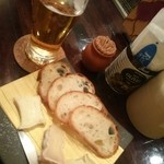 バルストロ タヒーノ - チーズとバケット