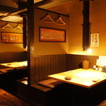Mie Wo Kurae Kaibaka Ichidai - テーブル席は3部屋あります