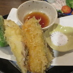 あなご料理 柊 - 穴子の天ぷらには、南瓜と獅子唐も添えられています。