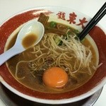 ラーメン東大 - 半分くらい食べたところで、無料トッピングの生卵を投入