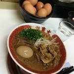 ラーメン東大 - おっしーは、こってりラーメンに煮玉子トッピング　って・・・生卵もあるんで、卵被りじゃ～～