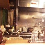麺屋宗&SOU - カウンターから眺めた厨房