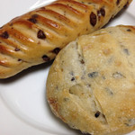 ゴントラン シェリエ - ビエノワグルマン（280円）とパンオゾリーブ（200円）