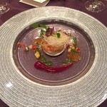 帆立貝とサーモンのタルタル　カリフラワーのムースとイクラ　クリスピーカダイフとガーデンハーブ　ビーツのドレッシング　バジルの香り