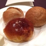 マンダリンオリエンタル 東京 - 3種の焼きたてパン　手前のマンゴー果肉を練り込んだものが美味