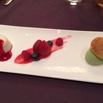 マンダリンオリエンタル 東京 - アーモンドブランマンジェ　ラズベリーソース　赤い果実　ピスタチオナッツアイスクリーム　テュイル添え