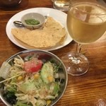 Asian Dinning&Bar SITA–RA - パパド、サラダ、白ワイン