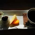 遊の丘 - 十割そば＋箸休め付（コーヒー、プチデザート付）￥1250のコーヒーとプチデザート（H27.11.27撮影）