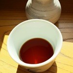 遊の丘 - 十割そば＋箸休め付（コーヒー、プチデザート付）￥1250の蕎麦つゆ（H27.11.27撮影）