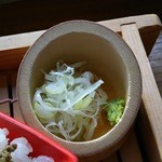 遊の丘 - 十割そば＋箸休め付（コーヒー、プチデザート付）￥1250の薬味（晒し刻み葱、本山葵）（H27.11.27撮影）