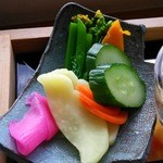 遊の丘 - 十割そば＋箸休め付（コーヒー、プチデザート付）￥1250の煮浸し２種と漬物４種（H27.11.27撮影）