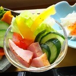 遊の丘 - 十割そば＋箸休め付（コーヒー、プチデザート付）￥1250のベーコン入りサラダ（H27.11.27撮影）