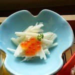 遊の丘 - 十割そば＋箸休め付（コーヒー、プチデザート付）￥1250の山芋千切りイクラ載せ（H27.11.27撮影）