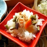 遊の丘 - 十割そば＋箸休め付（コーヒー、プチデザート付）￥1250の山菜おこわ（H27.11.27撮影）