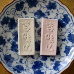 Toukyou Matsuya Honten - 左が白、右が淡い桃色