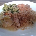 Garuda Indonesia Executive Lounge - いくつかの料理を自分で盛ってみました。