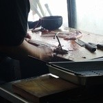 田代 - 活きた鰻をさばき中