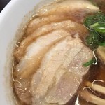 ラーメン本丸 - チャーシューは小ぶり