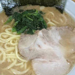 六角家 - 六角家 六角橋本店(神奈川県横浜市神奈川区西神奈川)ラーメン650円