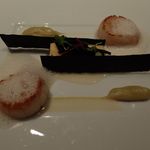 CROWN - ホタテのビスキュイ仕立てとポワレ、キクイモ、トランペットドラモール