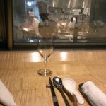 スーツァン・レストラン陳 - 洒落雰囲気の店内とカトラリー