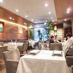 ジョンティ アッシュ - 店内のテーブル席の風景です