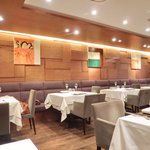 ジョンティ アッシュ - 店内のテーブル席の風景です