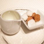 ジョンティ アッシュ - ランチコース 5110円 のミルクと角砂糖