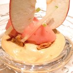 ジョンティ アッシュ - ランチコース 5110円 のタルト・タタンをイメージした紅玉林檎のムース ダージリンのクランブルと紅玉林檎のソルベとクルスティアンを添えて